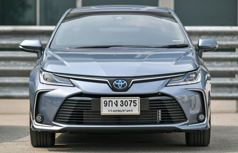 Đầu xe Toyota Corolla Altis nổi bật với tản nhiệt mới
