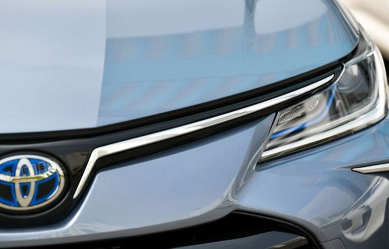 Phiên bản Toyota Corolla Altis 1.8 Hybrid được nhận diện bằng các đường dạ quang màu xanh ở logo và đèn xe
