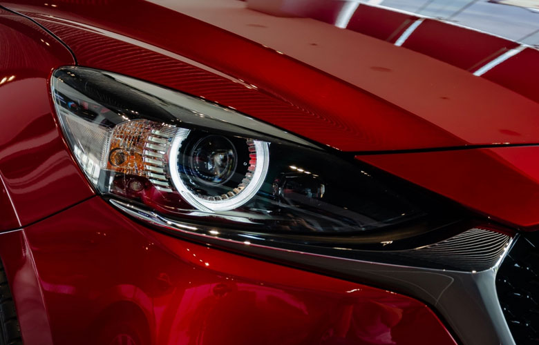 Cụm đèn pha sắc sảo của Mazda 2