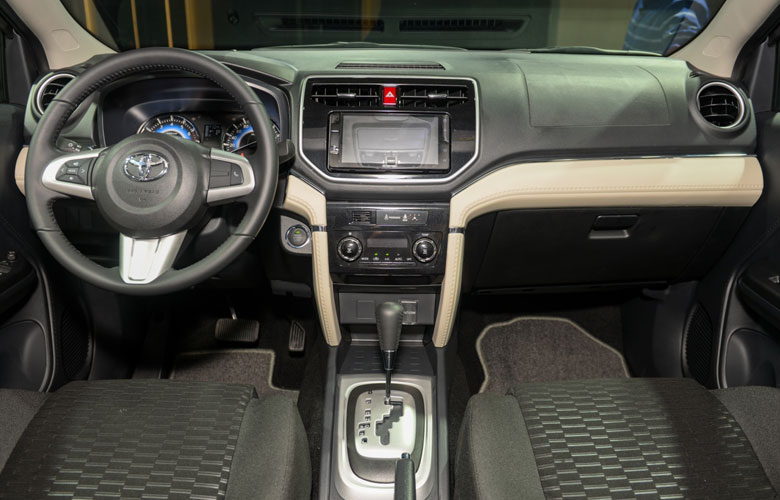 Màn hình cảm ứng 7 inch là trang bị nổi bật của Toyota Rush