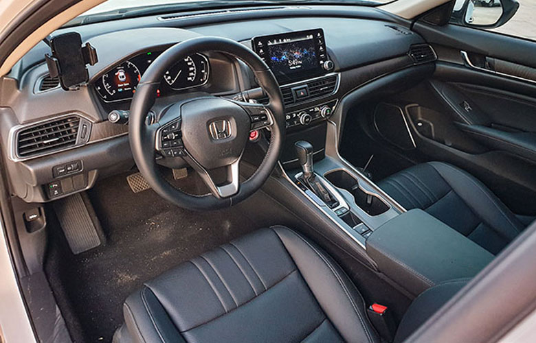 Khoang lái của Honda Accord 2022  khá rộng rãi và tiện nghi