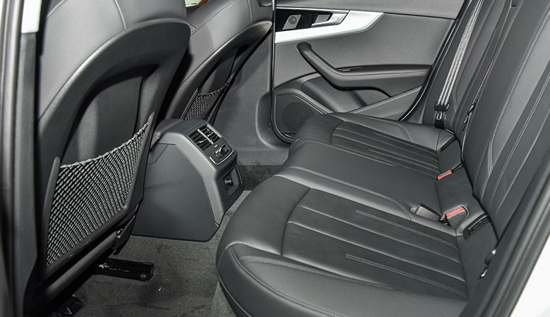 Khoang hành khách của Audi A4 2023 vừa đủ dùng, tuy nhiên ghế ngồi ở giữa tương đối chật nếu ngồi lâu sẽ gây mệt mỏi 