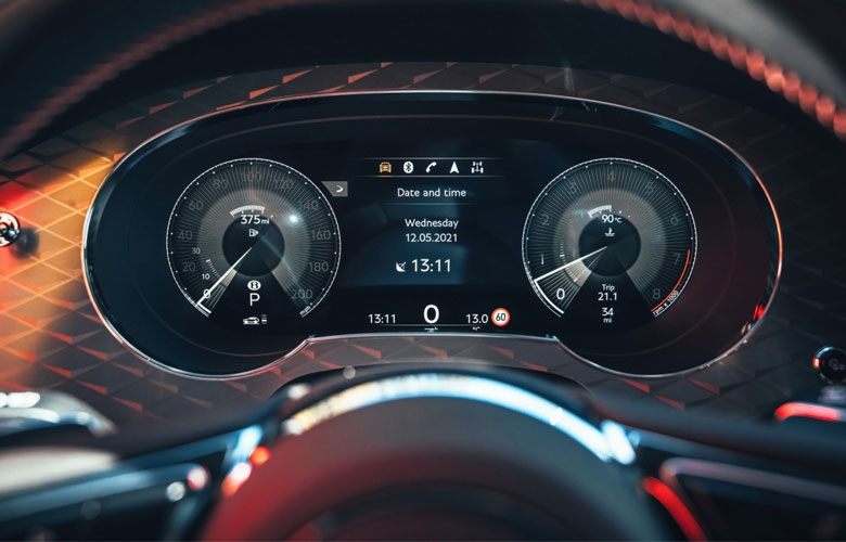 Cụm đồng hồ tạo cảm giác phân khích cho người lái Bentley Bentayga S 2022