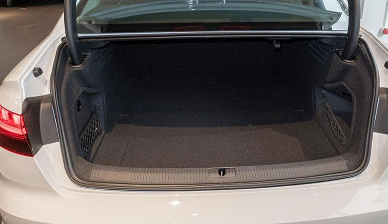 Khoang hành lý của Audi A4 2023 có dung tích khoảng 364 lít