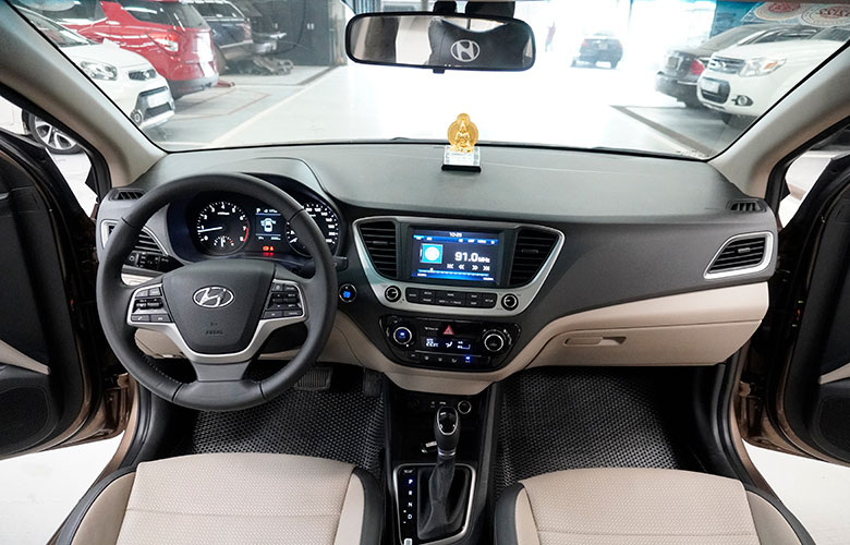 Bảng taplo của Hyundai Accent thế hệ cũ cũng rất hiện đại và thanh lịch