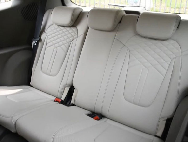 Hàng ghế thứ 3 của Hyundai Custo khá rộng rãi và thoải mái