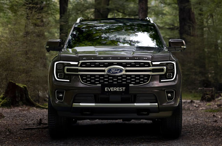 Đầu xe Ford Everest 2023 được thiết kế hầm hố và thể thao hơn