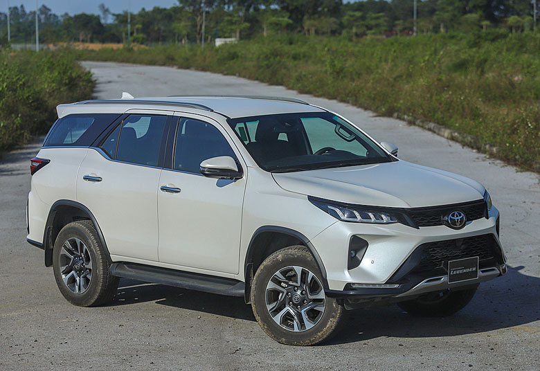 Xe 7 chỗ Toyota Fortuner  Legender 2.4 giá 1,195 tỷ đồng