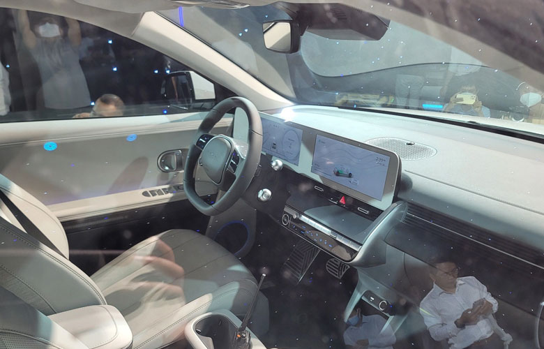 Khoang cabin của Hyundai Ioniq 5 vẫn duy trì cho mình phong cách thiết kế hiện đại và sang trọng
