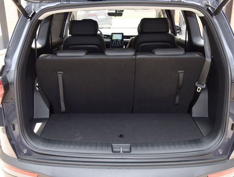 Khoang hành lý của Hyundai Custo khá rộng rãi thoải mái và rộng rãi với dung tích 120 lít (tiêu chuẩn)