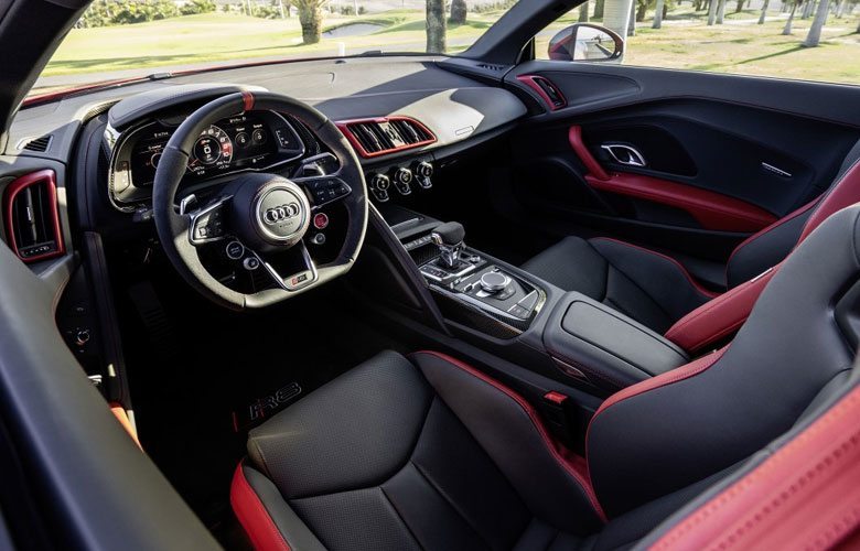 Bảng taplo của Audi R8 không có màn hình trung tâm