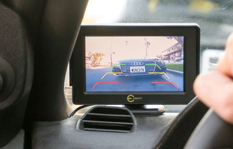 Camera lùi giúp cho người lái có thể dễ dàng quan sát phía sau đuôi xe