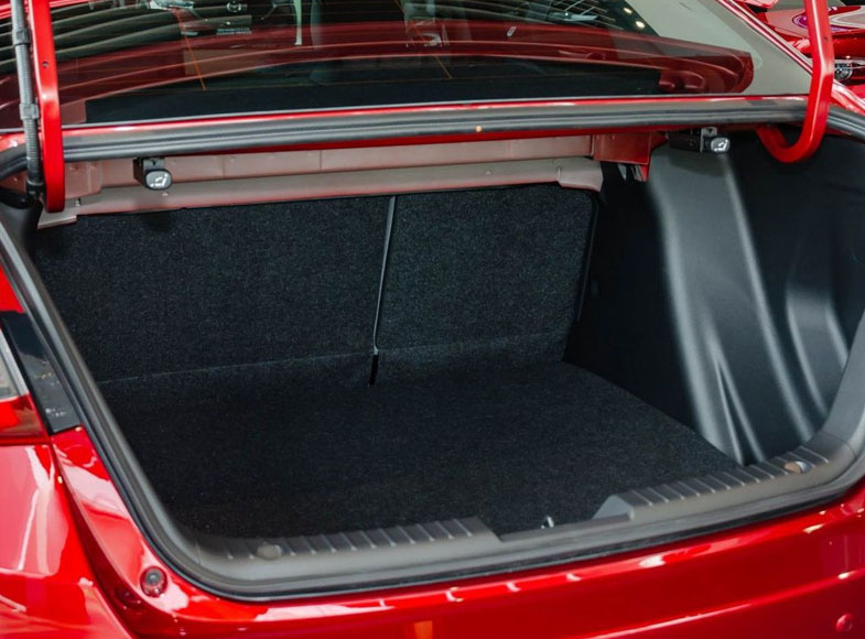 Khoang hành lý của Mazda 2 sedan