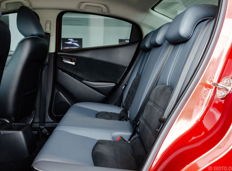 Hàng ghế sau có phần hơi chật chội trên Mazda 2 sedan