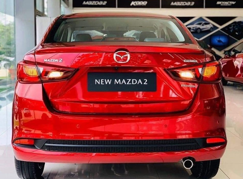 Đuôi xe Mazda 2 sedan