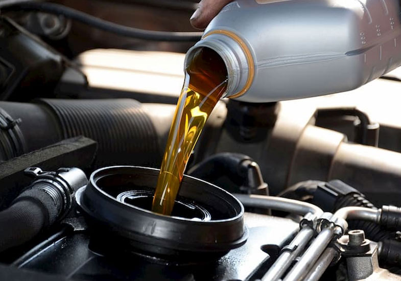 Thay dầu động cơ là bước bảo dưỡng ô tô quan trọng giúp xe vận hành mượt mà hơn