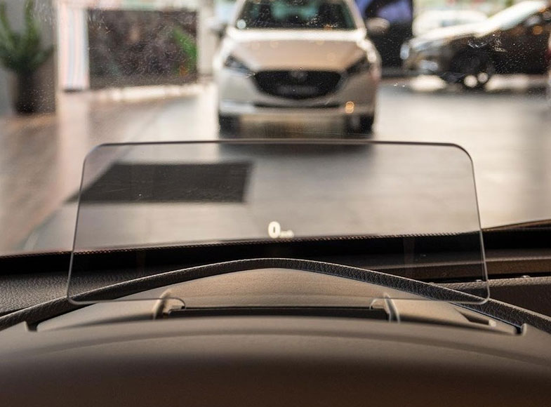 Kính HUD hiện thị tốc độ trên Mazda 2 sedan