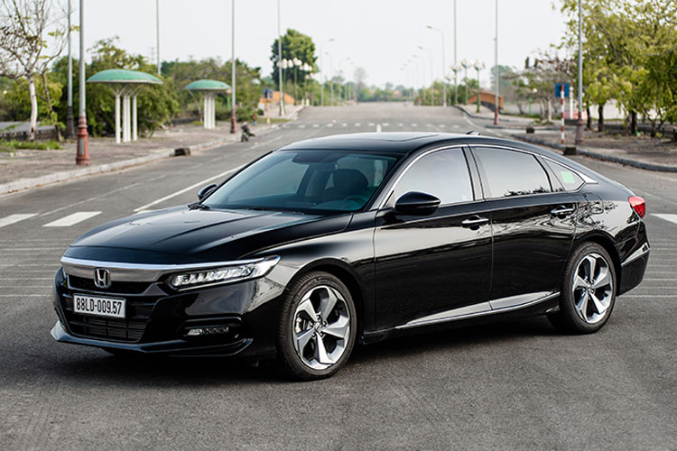 Honda Accord mang khuynh hướng thiết kế sang trọng và có phần điềm đạm