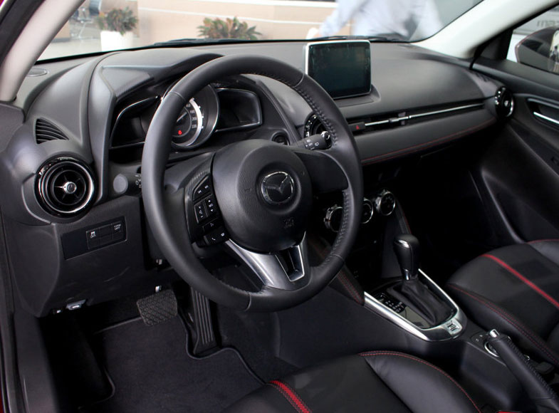 Khoang lái Mazda 2 sedan thiết kế đơn giản nhưng vẫn toát lên sự sang trọng