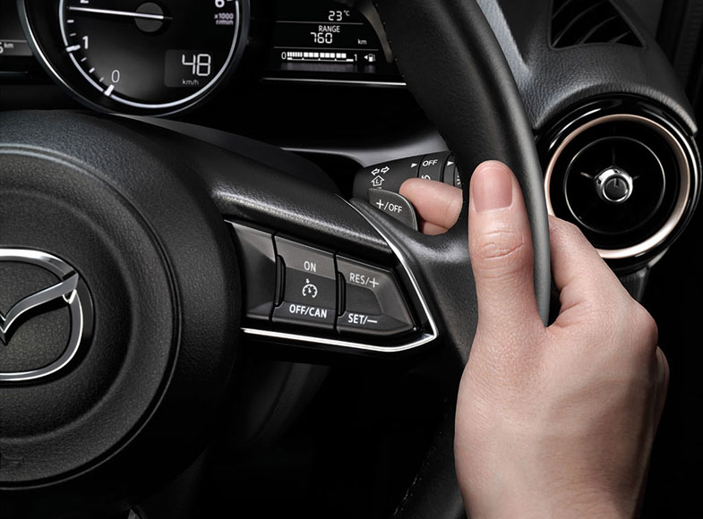 Lẫy chuyển số và tính năng Cruise Control tích hợp trên vô lăng Mazda 2 sedan
