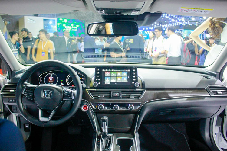 Khoang nội thất trên Honda Accord