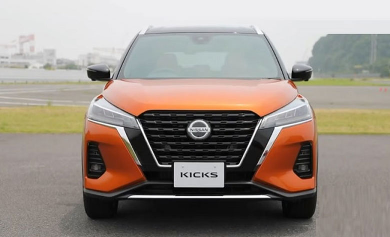 Đầu xe Nissan Kicks 2022 thiên hướng thể thao với cụm tản nhiệt cực lớn nằm ở trung tâm