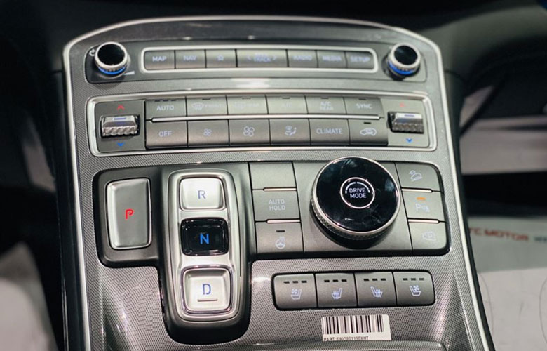 Các thao tác điều khiển đêu được thay bằng nút bấm tiện lợi trên Hyundai Santafe 2021