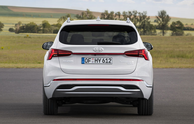 Đuôi xe Santafe ấn tượng với dãy đèn hậu nối dài