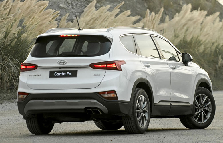 Đuôi xe Santafe thiết kế đầy đặn và nam tính