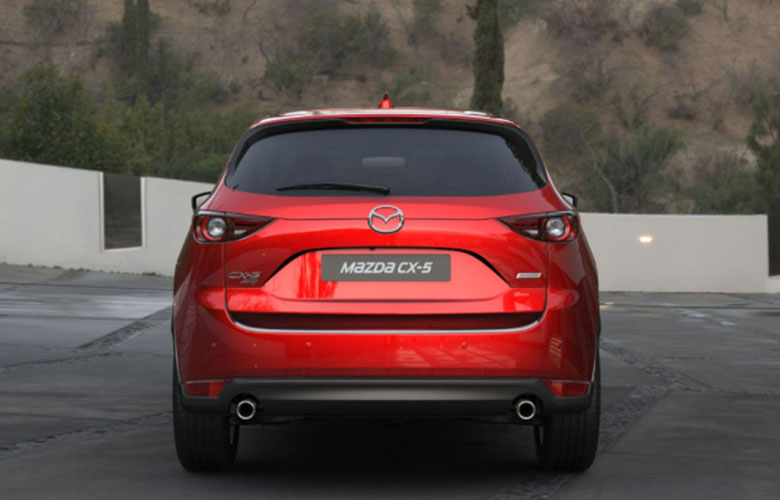 Đuôi xe Mazda CX-5 2020 đầy đặn và hài hòa với các đường nét dập gân nổi bật