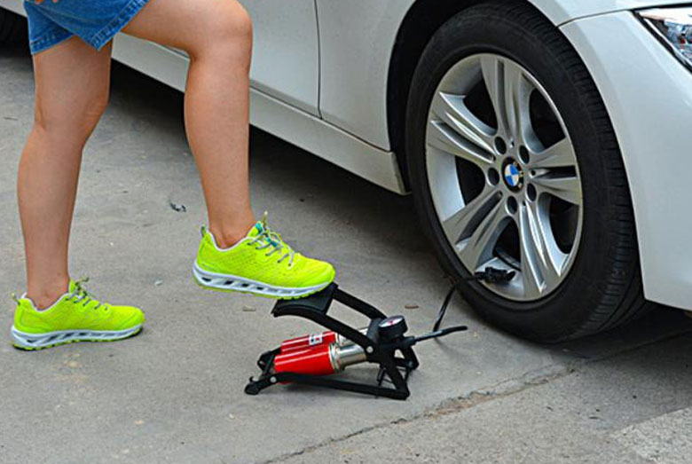 Máy bơm lốp xe ô tô loại cơ, sử dụng bằng sức người