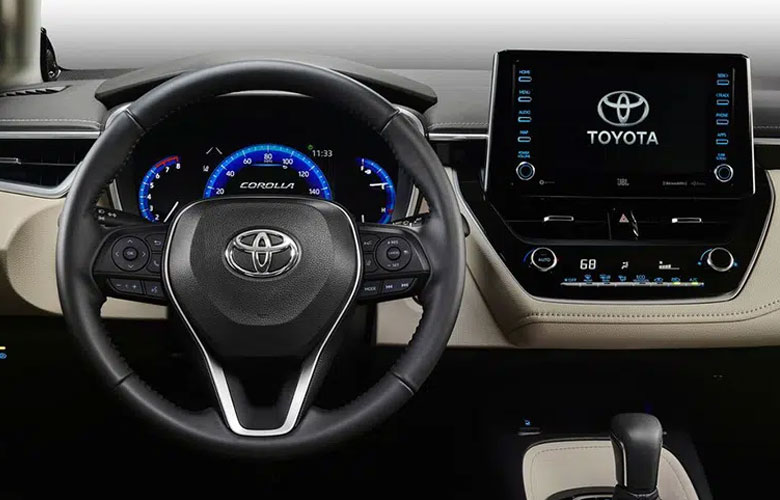 Vô lăng của Toyota Corolla 2023 được bọc da và tích hợp các nút điều khiển tiện lợi