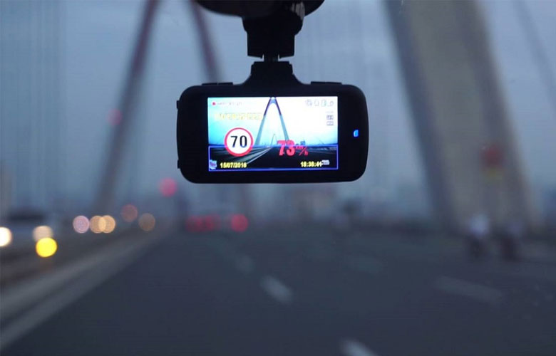 Camera hành trình giúp quan sát biển báo giao thông, rất tiện dụng