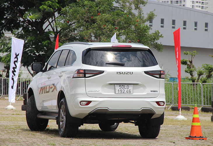 Đuôi xe Isuzu MU-X