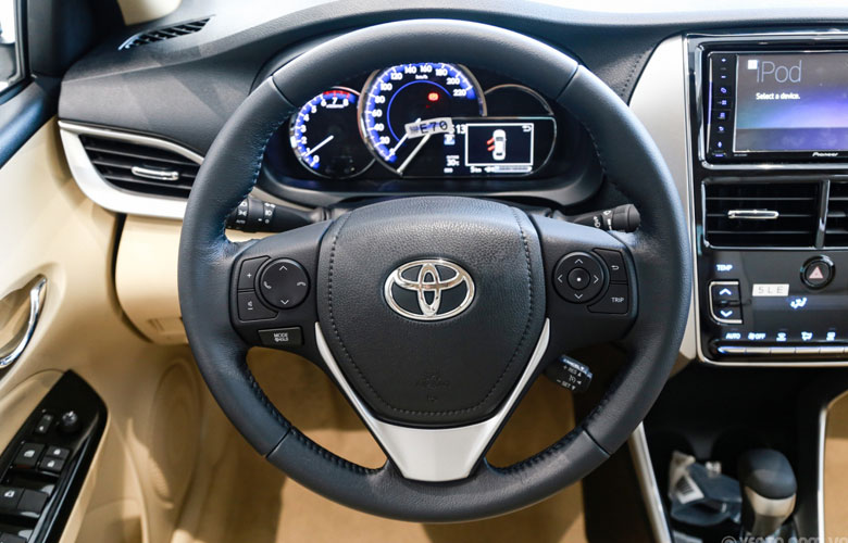 Cụm vô lăng được bọc da và tích hợp các phím điều khiển trên Toyota Vios 2021