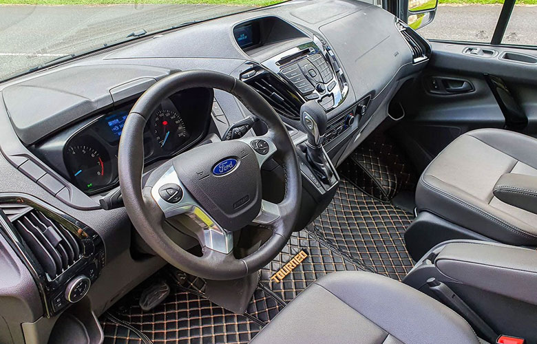 Bảng taplo cầu kỳ và hiện đại của Ford Tourneo mang lại cảm giác lái phấn khích cho tài xế