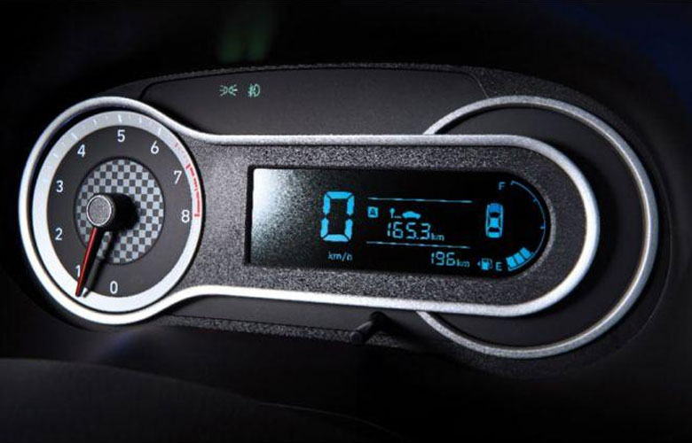 Phía sau vô lăng là đồng hồ hiển thị của Hyundai i10 có 2 tùy chọn là 2.8” và LCD 5.3 inch