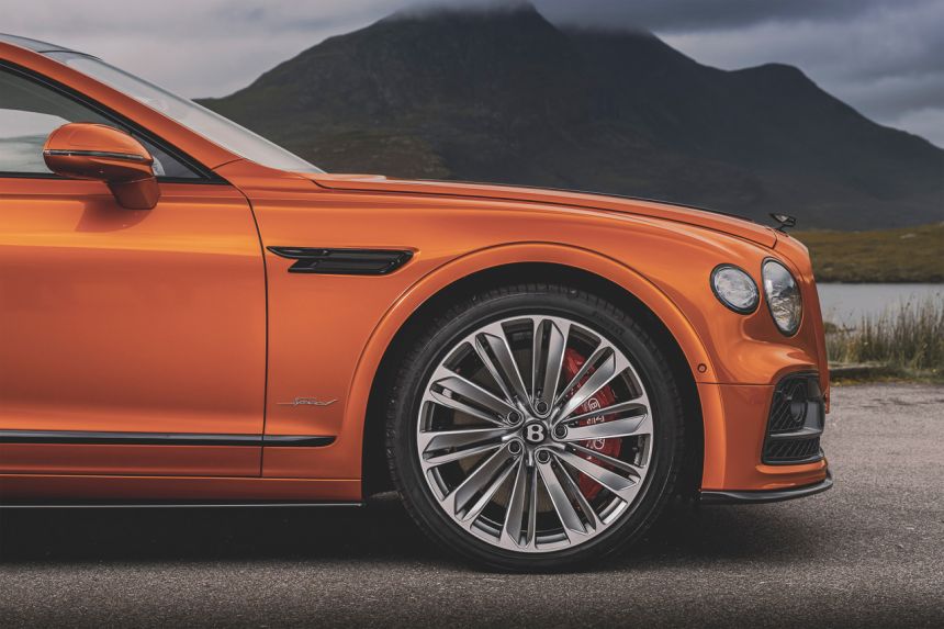 Mâm 22inch và các kẹp phanh được sơn màu đỏ với logo Bentley