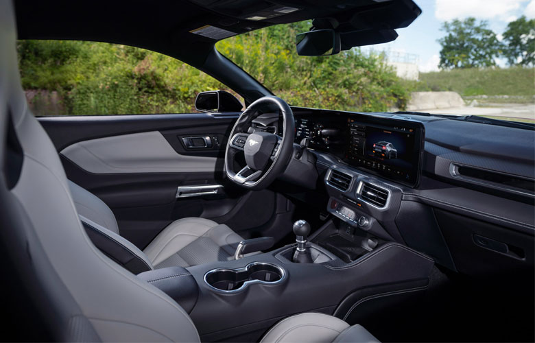 Những thay đổi rõ rệt nhất ở chiếc Mustang 2024 nằm trong khoang nội thất với phong cách hiện và công nghệ hơn so với thế hệ cũ