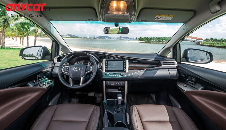 Khu vực khoang lái của Toyota Innova được bố trí đơn giản, dễ dàng thao tác
