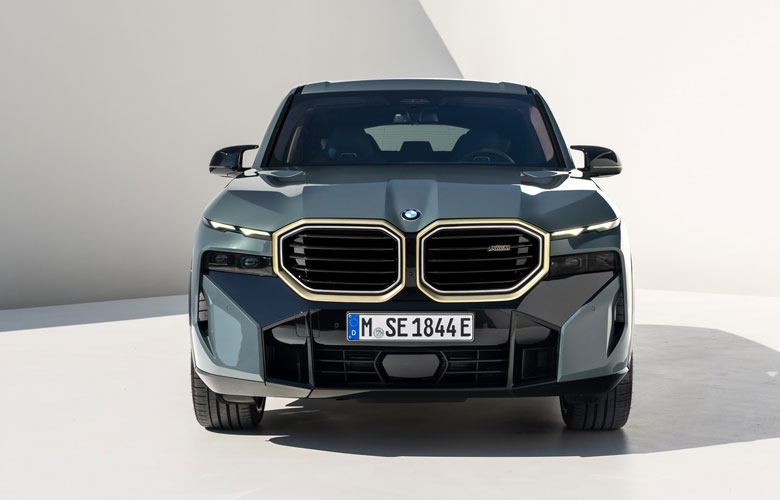 Phần đầu xe BMW XM 2023 to bản và góc cạnh với phần cản trước vuông vức