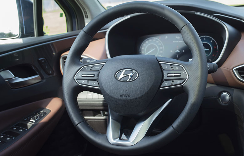 Người lái Hyundai SantaFe sẽ được trang bị vô lăng 3 chấu bọc da