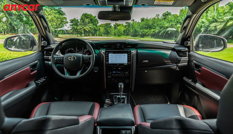 Khoang lái trên Toyota Fortuner mới đề cao tính thực dụng và sự bền bỉ