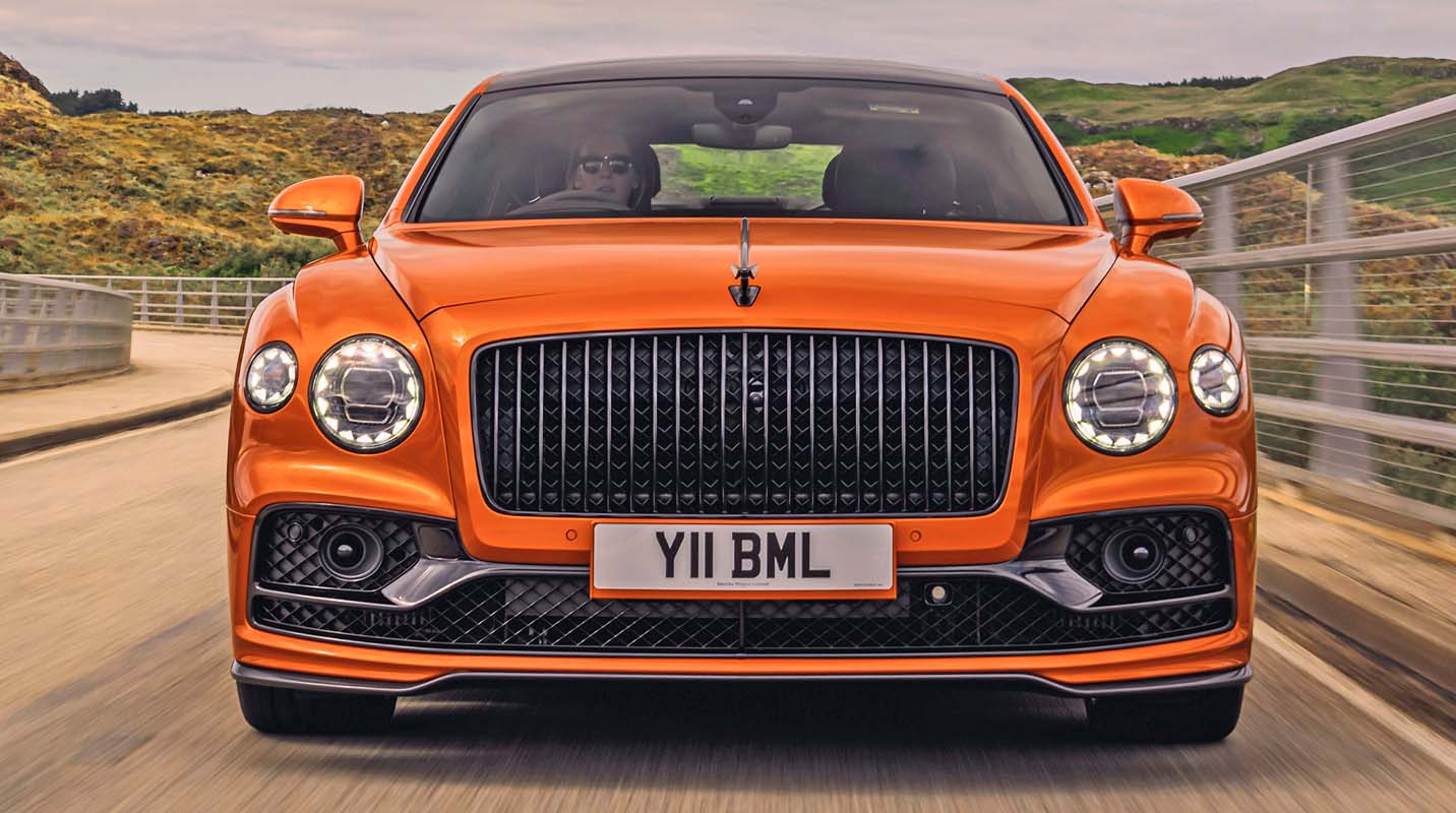 Đầu xe Bentley Flying Spur Speed 2023 sang trọng & mạnh mẽ