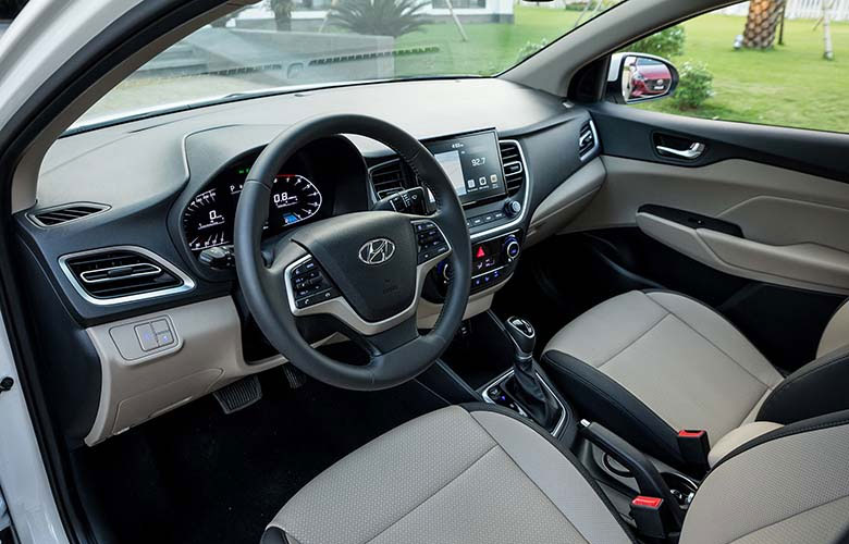 Người lái Hyundai Accent 2023 sẽ được trang bị vô lăng 03 chấu, bọc da và tích hợp thêm các phím bấm chức năng tiện lợi