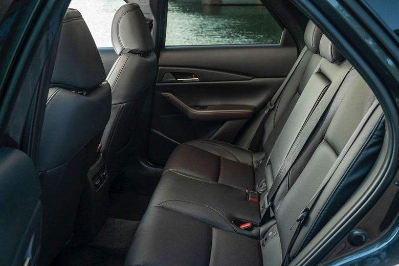 Không gian hàng ghế thứ 2 rộng rãi trên Mazda CX-30 mới