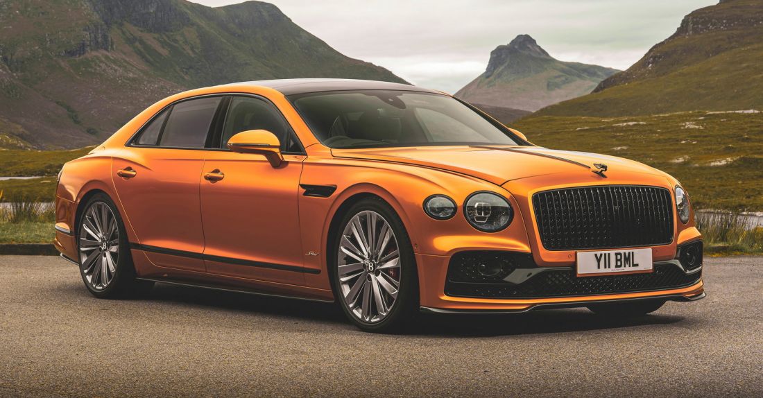 Thân xe Bentley Flying Spur Speed 2023 nổi bật với những đường viền nổi màu đen
