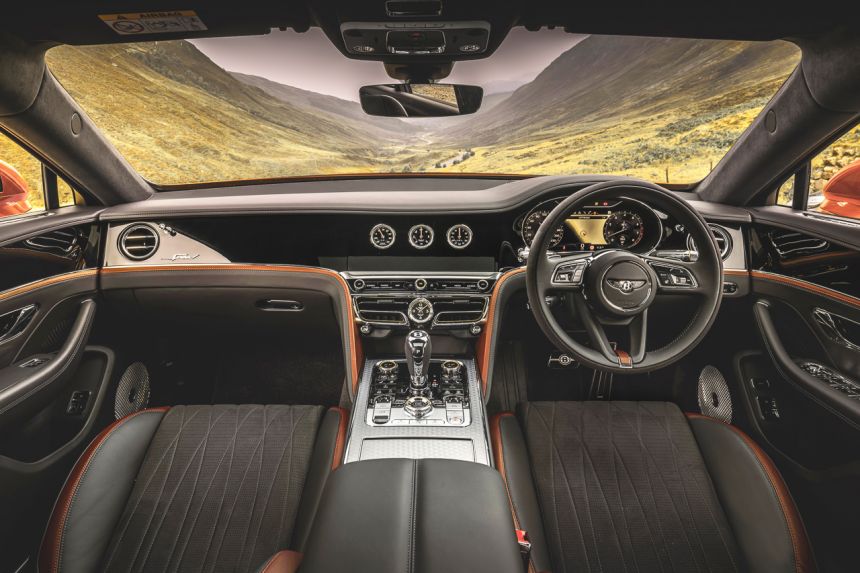 Khoang nội thất của Bentley Flying Spur Speed 2023 rộng rãi và sang trọng