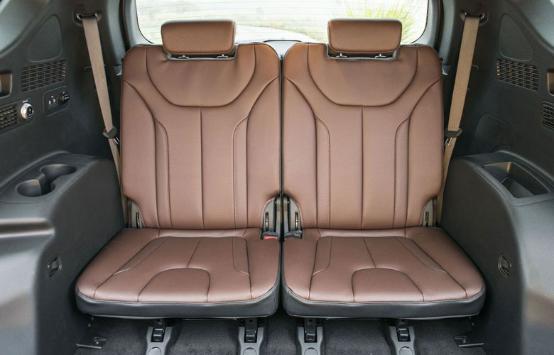 Hàng ghế thứ ba của Hyundai SantaFe có thể sử dụng cho 3 bạn nhỏ trong gia đình ngồi hoặc 2 người lớn