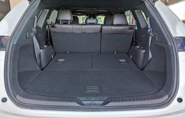 Khoang hành lý Mazda CX-8 2023 rộng rãi